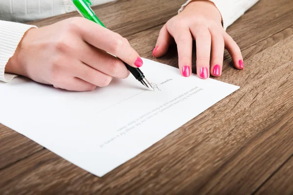 Hand ondertekening document — Stockfoto