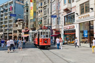 Retro tramvay taşır