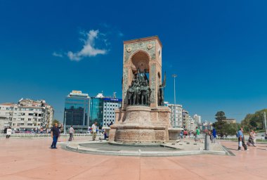 İnsanlar Taksim Meydanı'nda