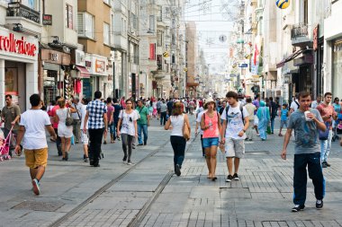 İstiklal Caddesi 'ndeki insanlar.
