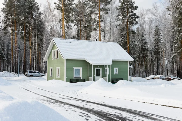 Casas verdes en la nieve — Foto de Stock