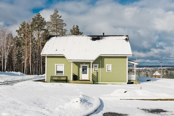 Groene huizen in bos. — Stockfoto