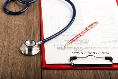 Steteskop ve kalem ile hasta geçmişi