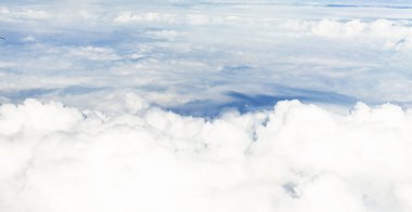 Bulutların üstünde