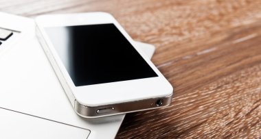 Laptop klavye üzerinde telefon