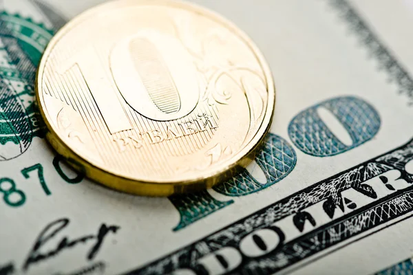 Russische roebels en dollars van de v.s. — Stockfoto