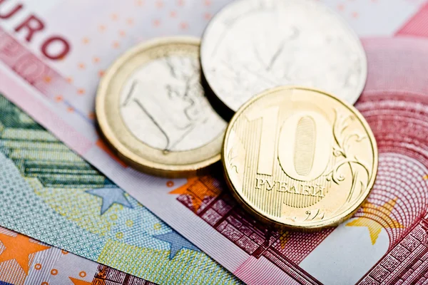 Рублевые монеты на евро — стоковое фото