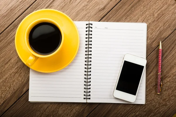 Notizbuch, Stift, Smartphone und Kaffee — Stockfoto