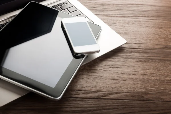 Telefon, Tablet und Laptop — Stockfoto