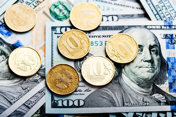 Russische munten op dollar — Stockfoto