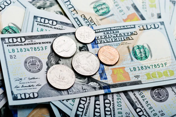 Доллары и монеты — стоковое фото