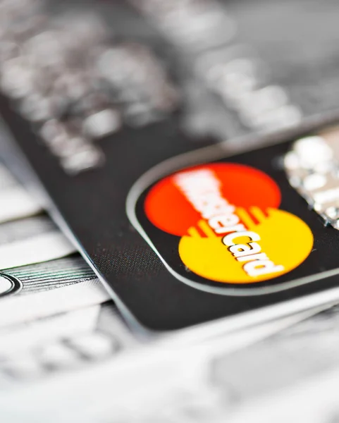 Дебетова картка MasterCard над купюри — стокове фото