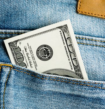 Kot pantolonun cebinde dolar