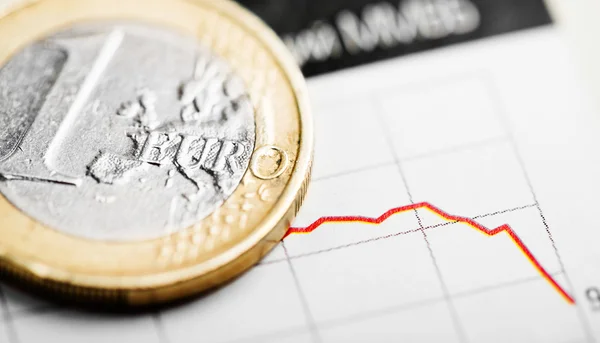 Euro coin on fluctuating graph — Stock Photo, Image