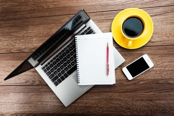 Escritorio de oficina con ordenador portátil y taza de café —  Fotos de Stock