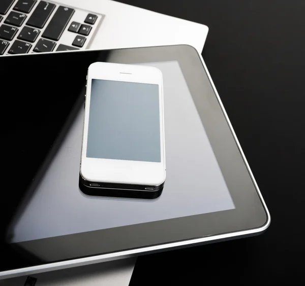 Tangentbord med telefoner och tablet pc — Stockfoto