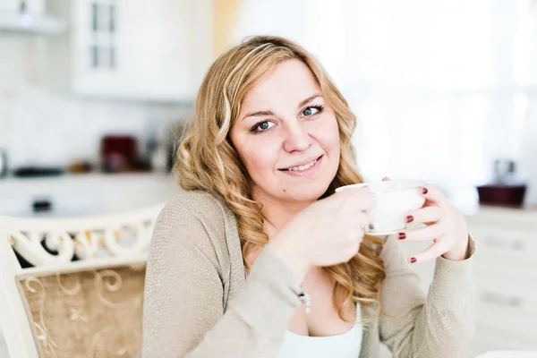 Mulher atraente com café — Fotografia de Stock