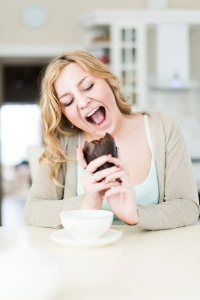 Aantrekkelijke vrouw met koffie en dessert — Stockfoto