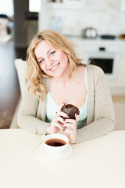 有吸引力的女人与咖啡和甜点 — 图库照片