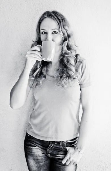 Mujer hermosa y sonriente con una taza de café — Foto de Stock