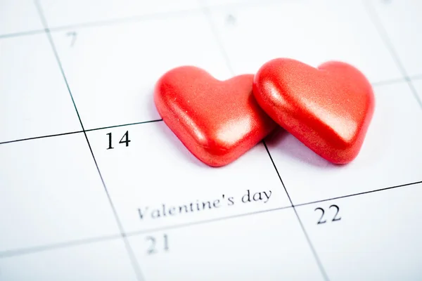 Kalender-sida med röda hjärtan — Stockfoto