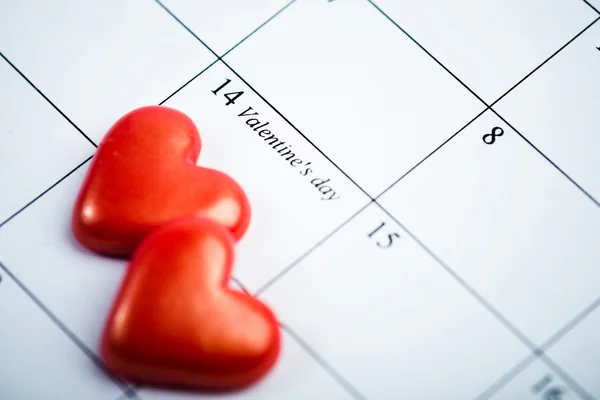 Página del calendario con los corazones rojos —  Fotos de Stock