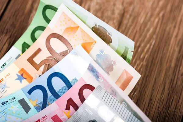 Banknoty euro na stole — Zdjęcie stockowe