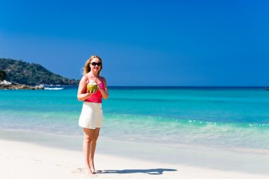 Kumsalda Hindistan cevizi sütü içme kadın