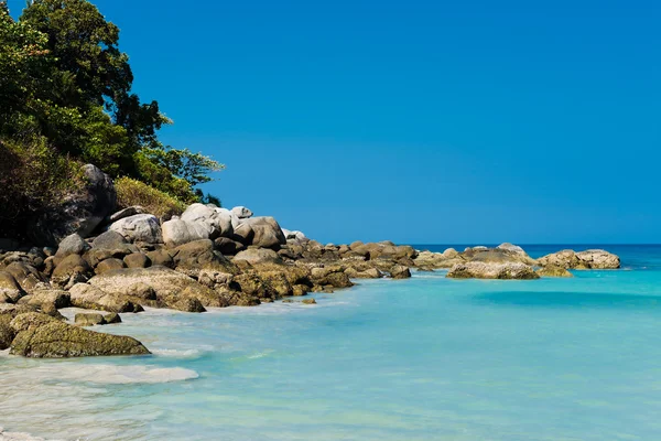 Playa de piedra tropical — Foto de Stock