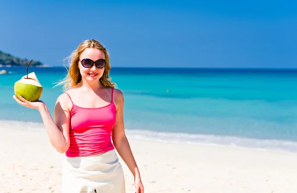 Vrouw drinken kokosmelk op strand — Stockfoto