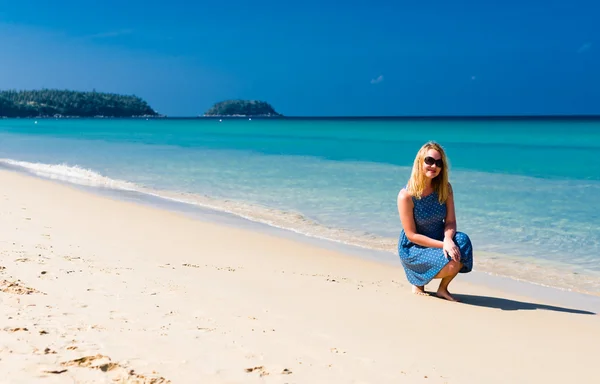 Jonge vrouw op tropisch strand — Stockfoto