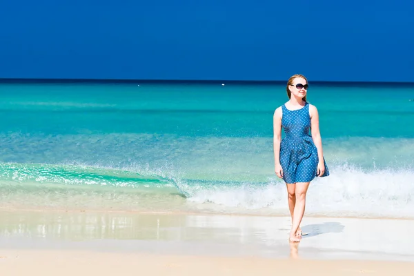 Jonge vrouw lopen op strand — Stockfoto