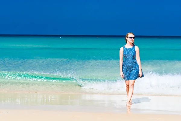 Jovem mulher andando na praia — Fotografia de Stock