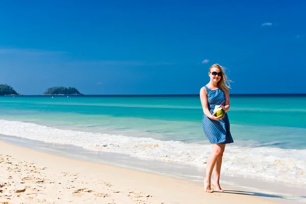 Vrouw drinken kokosmelk op strand — Stockfoto