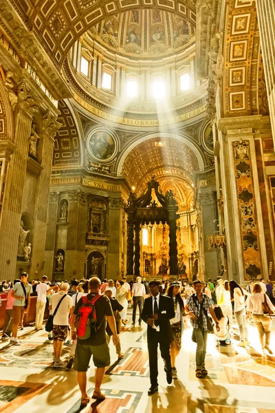 Lidé v Saint Peter katedrála — Stock fotografie