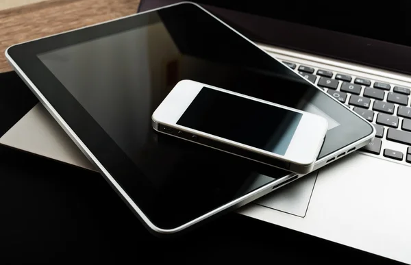 Keyboard with phone and tablet pc — Stock Photo, Image