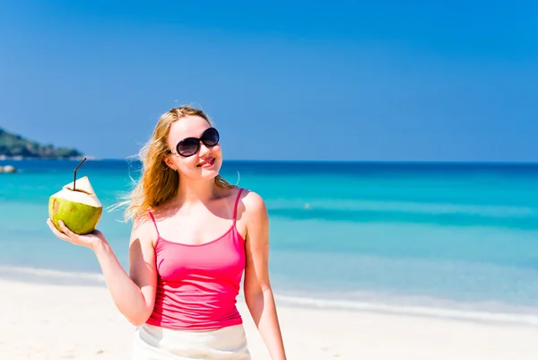 Vrouw die kokosmelk drinkt — Stockfoto