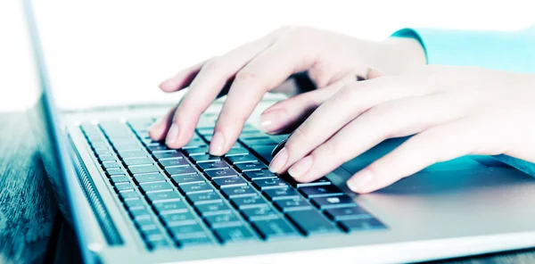 Hands on laptop — Stock Photo, Image