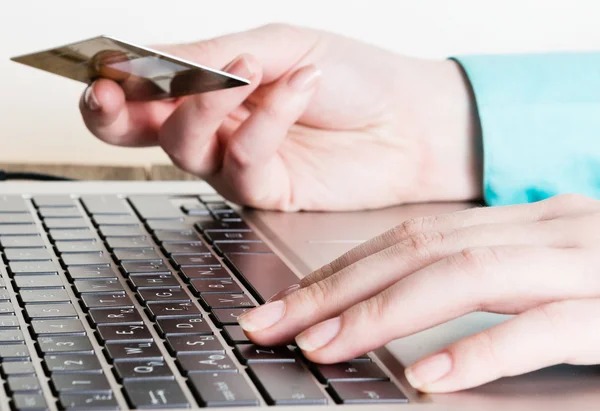 Hands with credit card — Stock Photo, Image