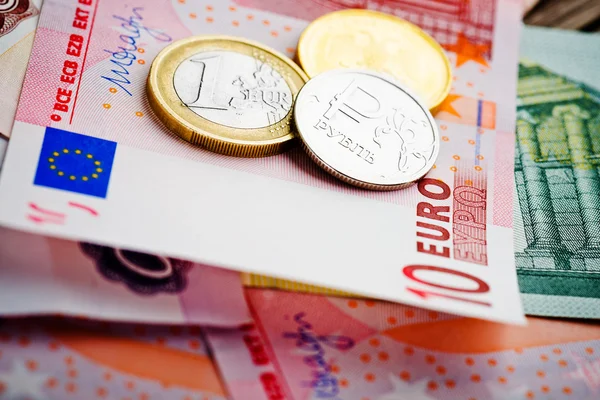 Euro and ruble coins on euro banknotes — Stock Photo, Image