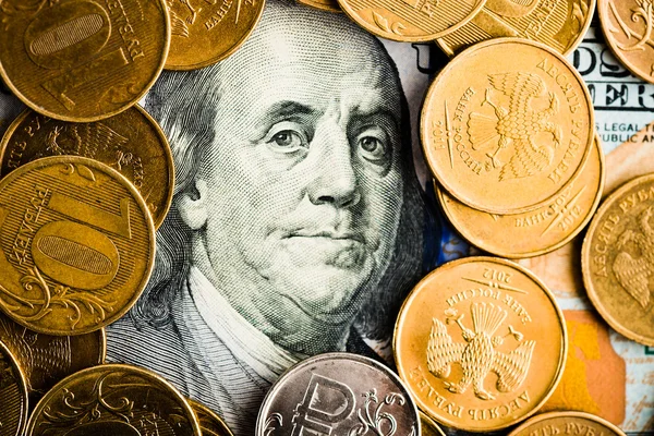 Monedas rusas en billetes de dólar — Foto de Stock