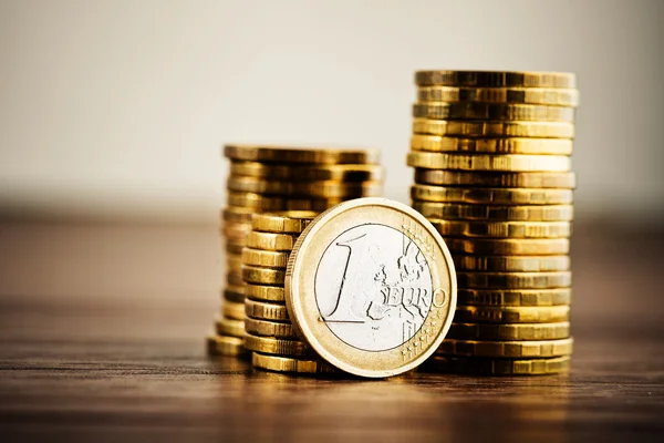 Jedno euro mince a zlaté peníze — Stock fotografie