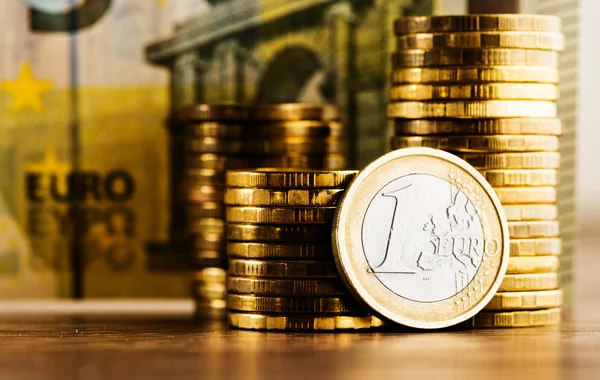Moneda de un euro y dinero de oro — Foto de Stock