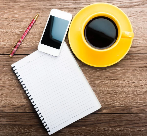 Notizblock mit Stift, Telefon und Kaffee — Stockfoto