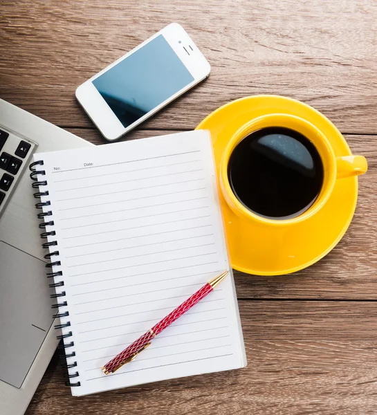 Tasse à café avec ordinateur portable et mobile — Photo