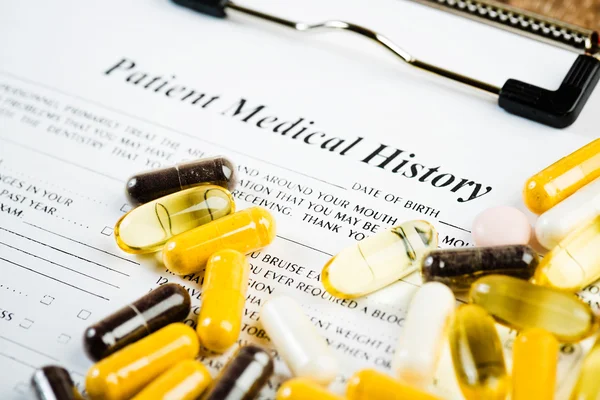 Documento médico con pastillas — Foto de Stock