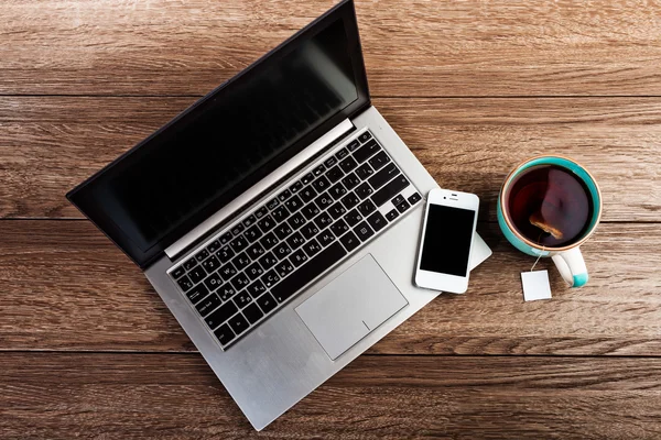Arbeitsplatz mit Laptop auf dem Schreibtisch — Stockfoto