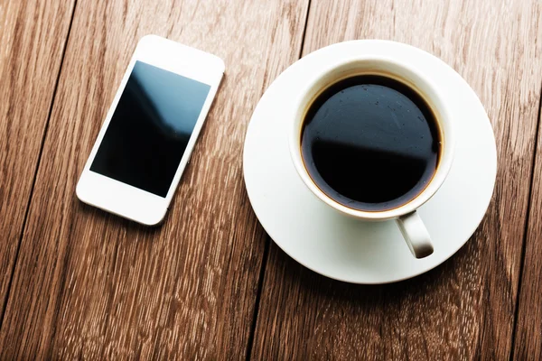 Telefoon en koffie beker — Stockfoto