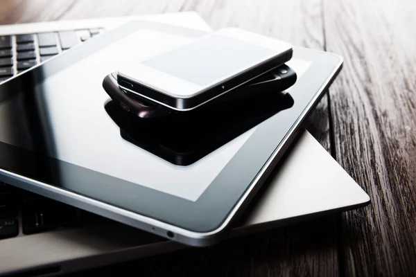 Смартфоны и планшеты на столе — стоковое фото