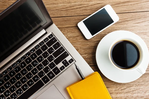Dizüstü bilgisayar ve cep telefonu ile kahve fincanı